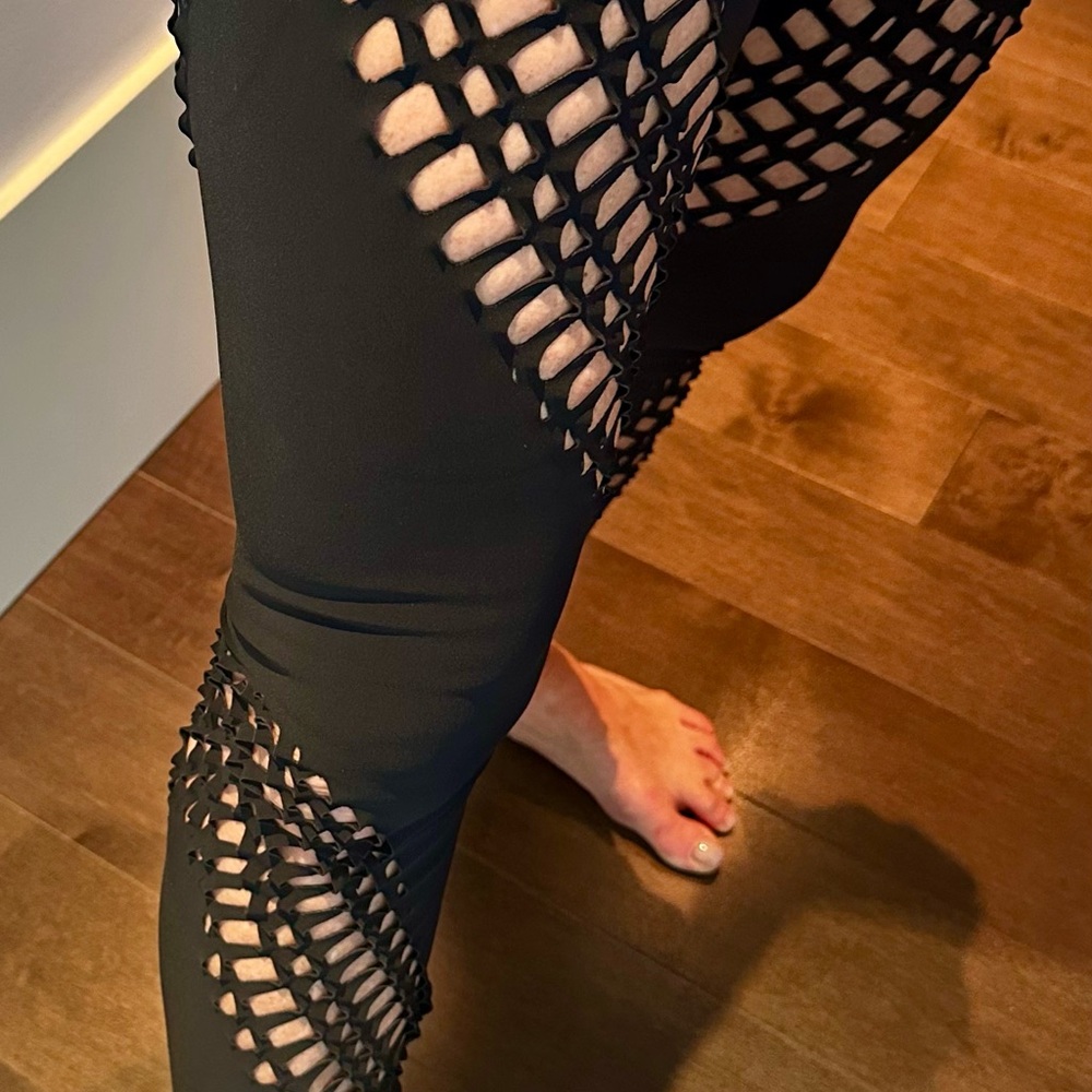 Carbon38 Textured Black Leggings - Picture 3 of 6